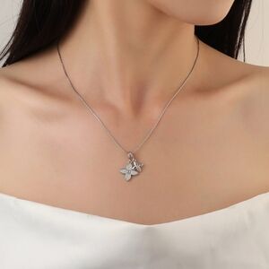 Sparkly Silver Flower Pendant Necklace –